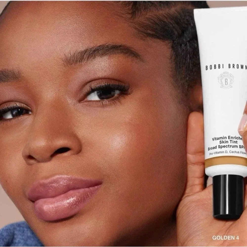 Bobbi Brown - Vitamin Enriched Skin Tint Shade: Golden 4 - SPF 15 - 0.24 fl oz
